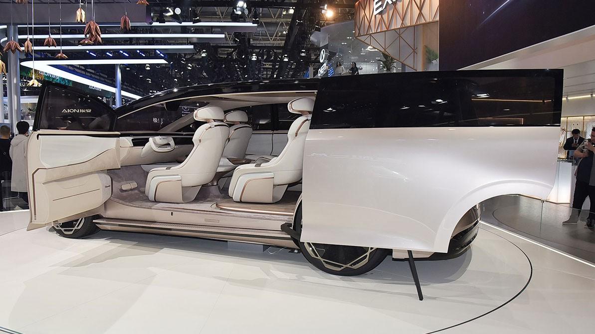 Exeed показала роскошный салон своего первого минивэна