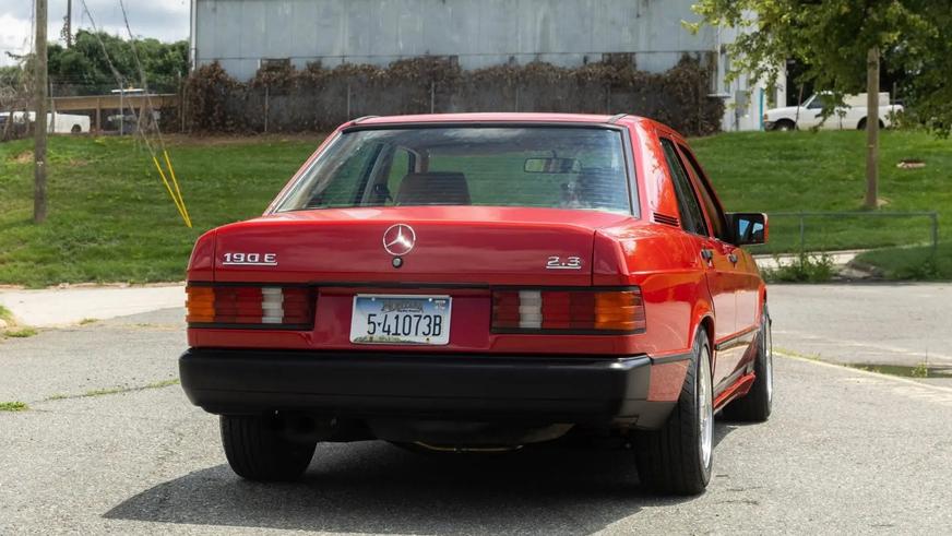 Уникальный Mercedes-Benz 190E пустили с молотка