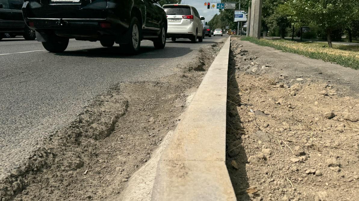 Опасные для колёс (и не только) бордюры продолжают устанавливать в Алматы