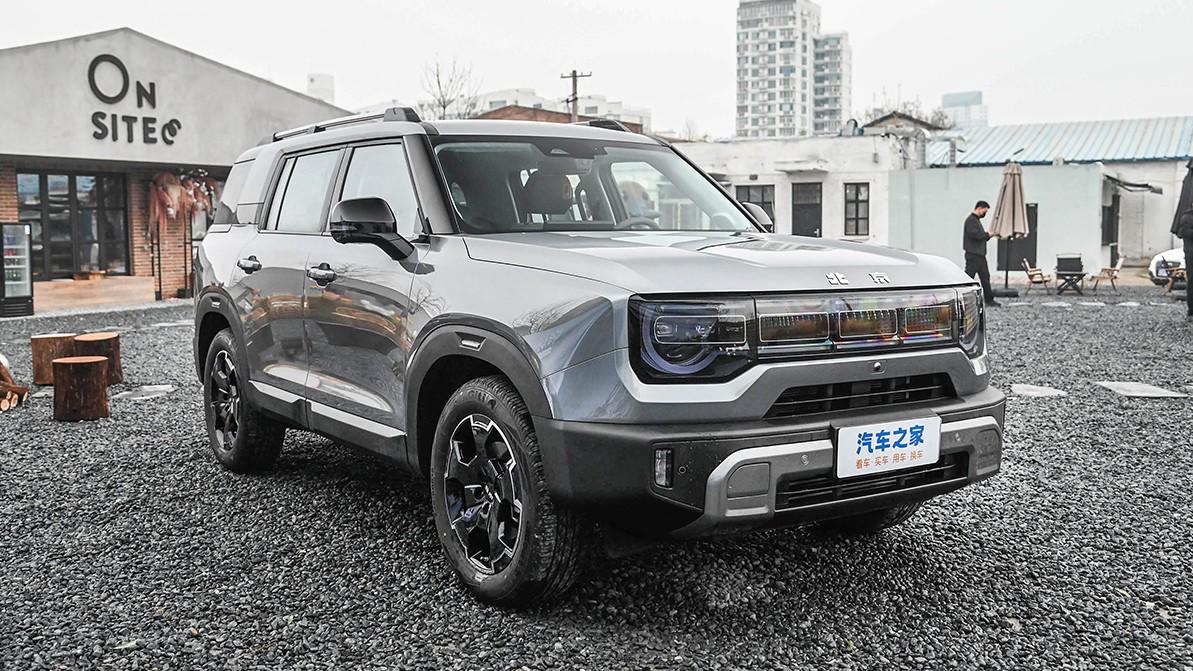 Бюджетный кроссовер BAIC BJ30 — суровая внешность и передний привод