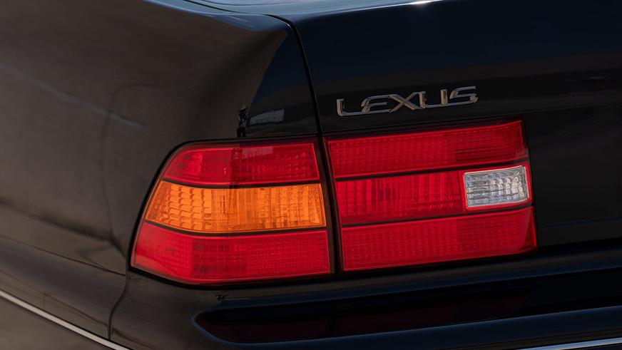 В США с молотка пустили 26-летний Lexus LS почти без пробега