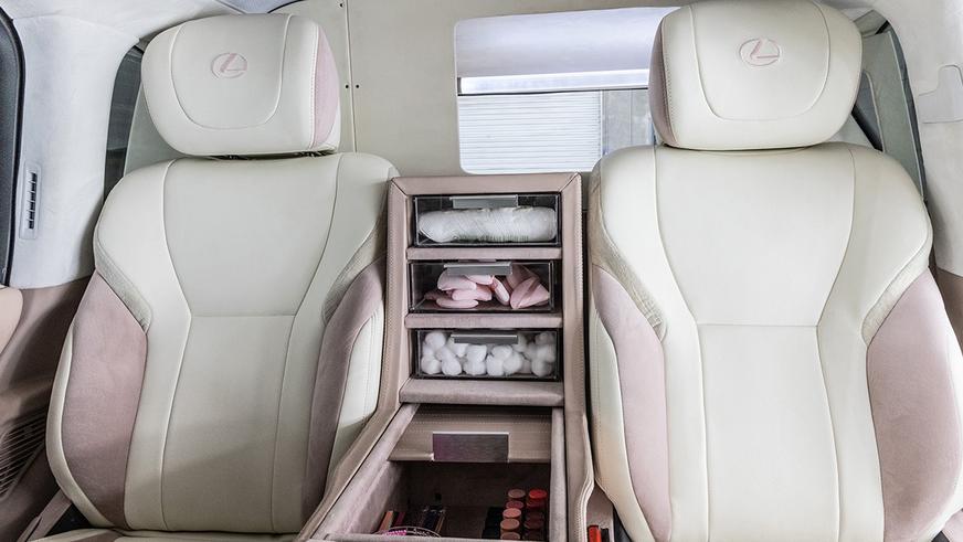 Lexus LX превратили в гламурный маникюрный салон