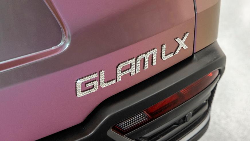 Lexus LX превратили в гламурный маникюрный салон