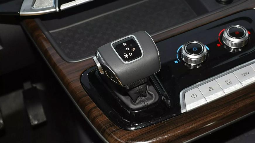 Hongqi возобновляет производство автобусов для чиновников