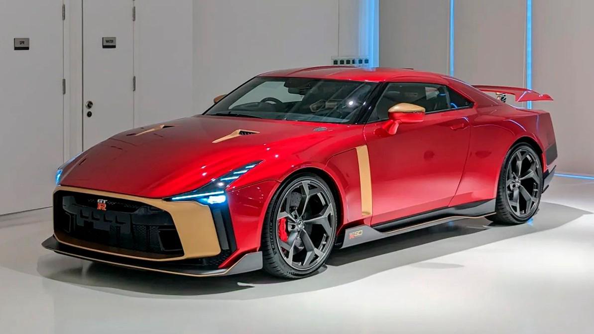 Темір адамның костюміне ұқсайтын GT-R