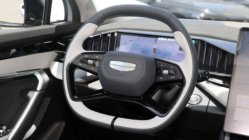 В Китае начались продажи обновлённого Geely Atlas