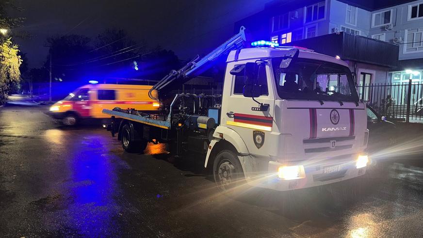 Более десятка авто повреждено на размытой дождём улице в Алматы