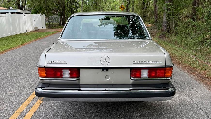 На торгах замечен Mercedes-Benz W123 почти без пробега