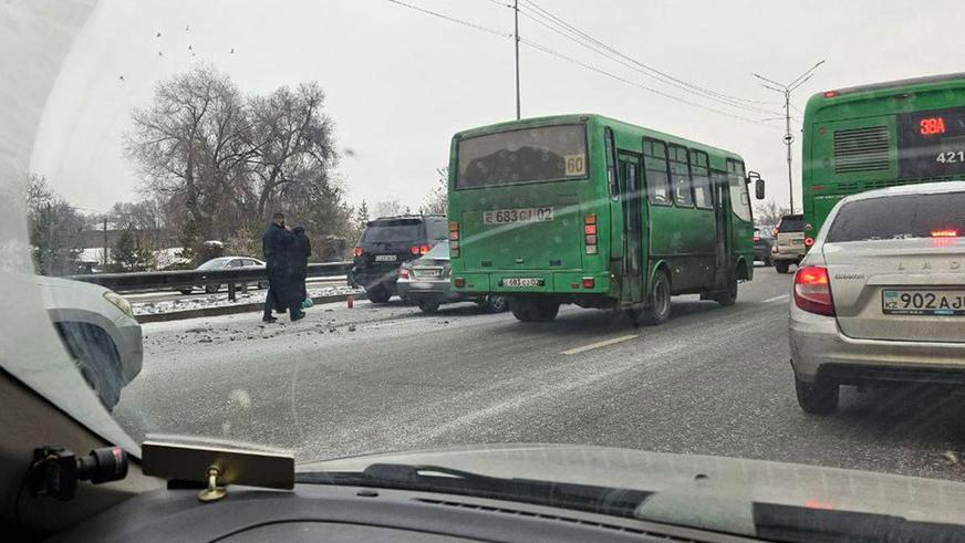 ВОАД превратили в каток. К авариям привела очистка улицы от снега