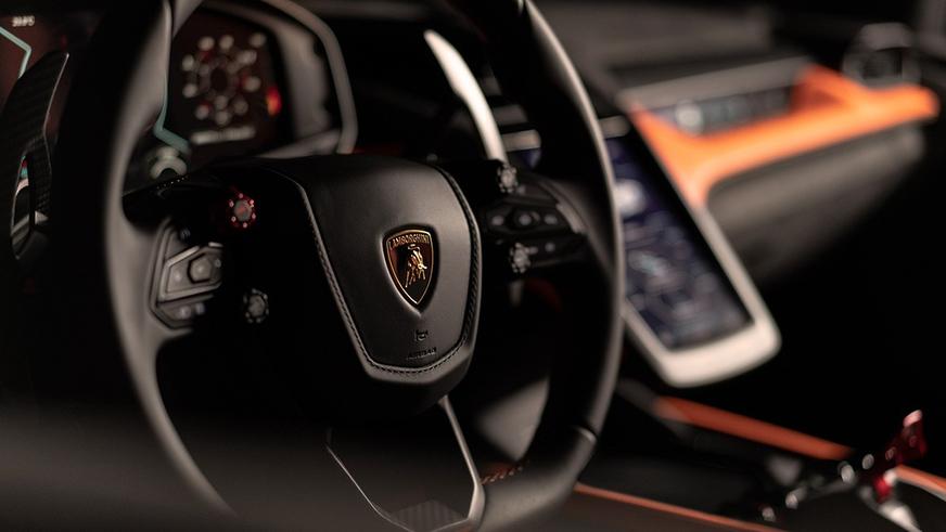 Преемник Lamborghini Aventador: три экрана, четыре мотора, 13 режимов