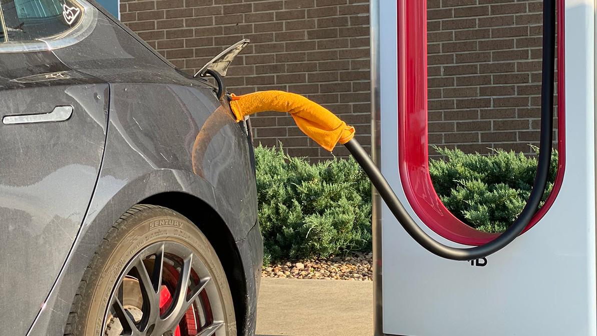 Опасное ноу-хау: Tesla просит не мочить провода на ЭЗС