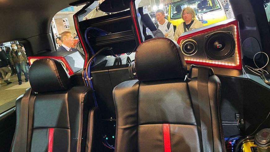 Toyota Hiace сделали похожим на Land Cruiser 300