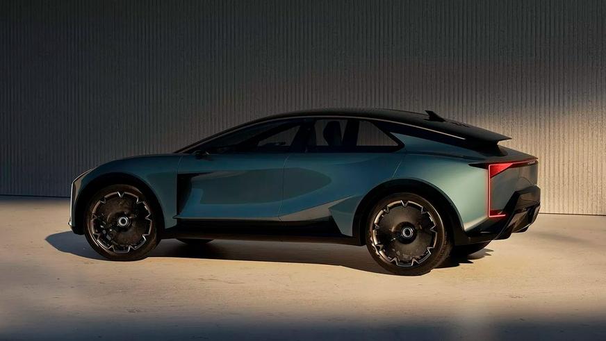 Lexus LS стал роскошным вэном с шестью колёсами