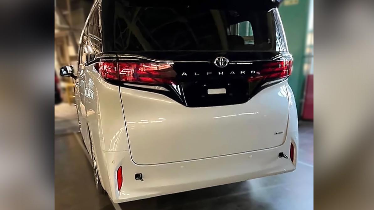 Рассекречена внешность новых Toyota Alphard и Vellfire