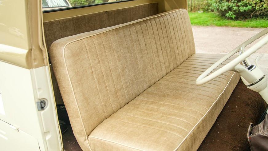Volkswagen T2 превратили в тягач-кемпер и выставили на продажу