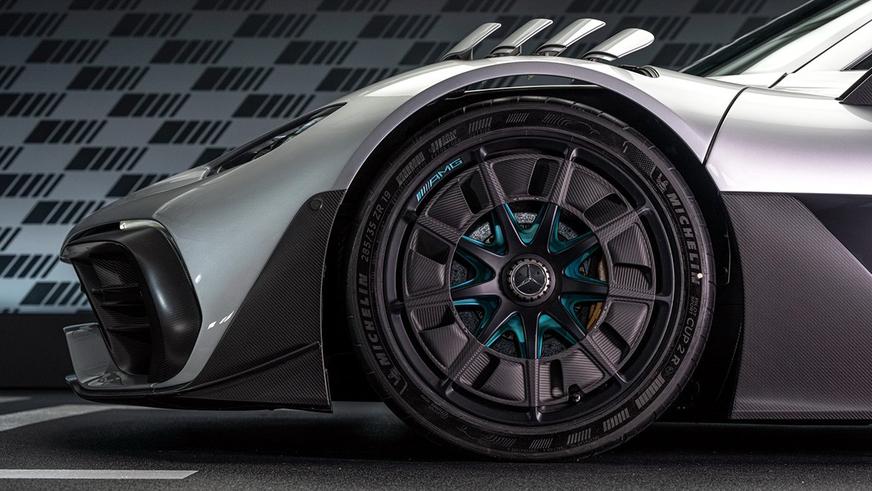 Серийный Mercedes-AMG One вышел в свет