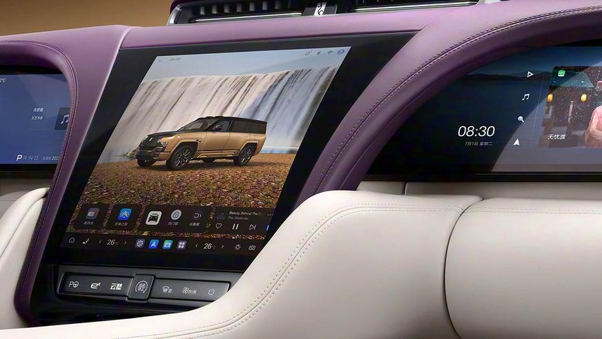 Внедорожник Yangwang U8L ударили пальмой по крыше и сбросили в воду