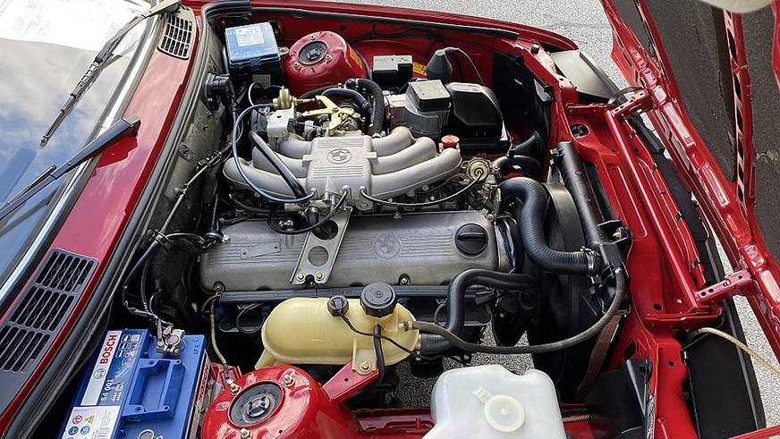 Автосалон продаёт BMW 323 (E30) без пробега за 120 тысяч евро