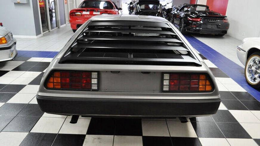 На продажу выставили DeLorean, простоявший в гараже 36 лет