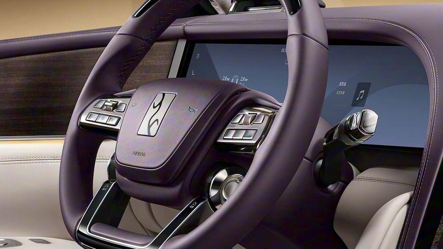 Внедорожник Yangwang U8L ударили пальмой по крыше и сбросили в воду