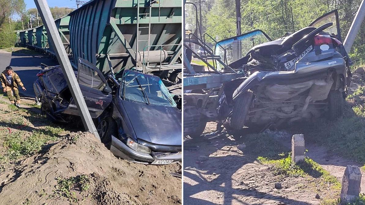 Поезд уничтожил два авто на переезде в Алматы