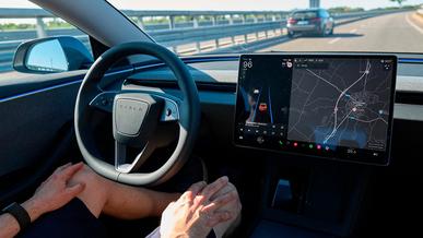 Автопилоту Tesla разрешили перехватывать управление на себя