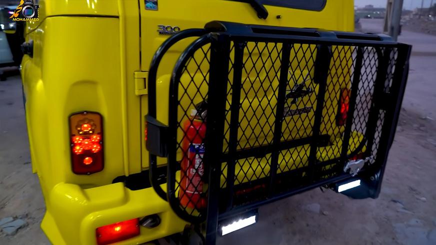 Такса тоже охотник. Но УАЗ «Хантер» растянули не для этого