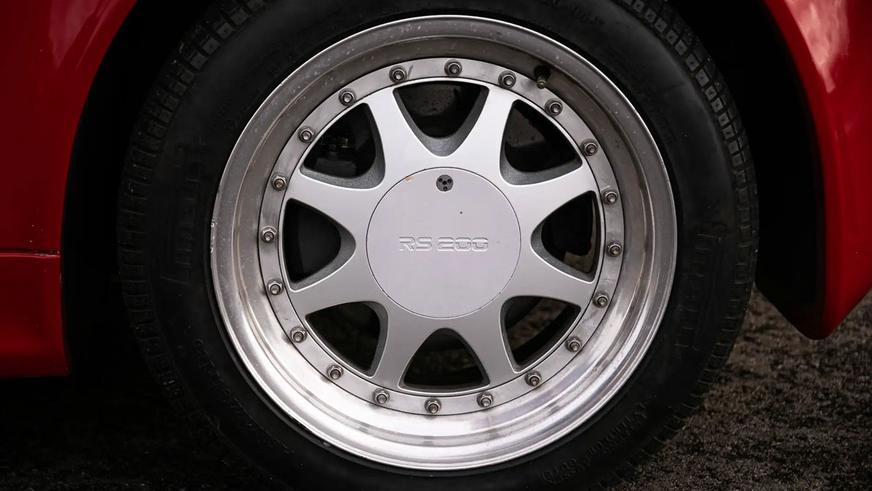Пожилой Ford оценили дороже нового Porsche. Это очень редкий RS200