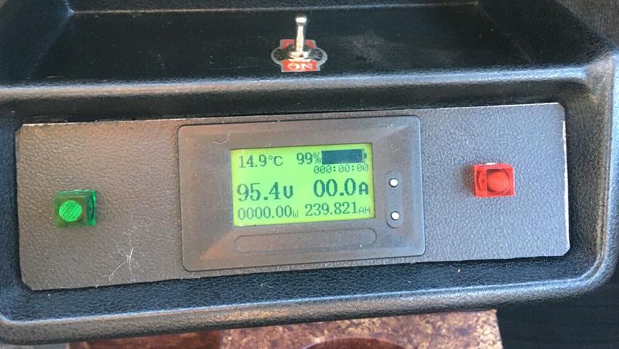 На аукционе продают электрический ВАЗ-2102 с прицепом