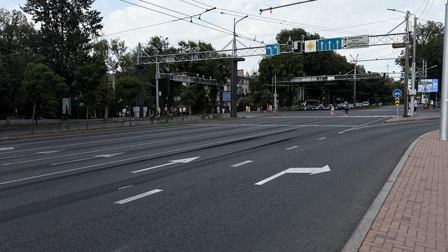 Полимерный асфальт на пр. Абая в Алматы просел в колею