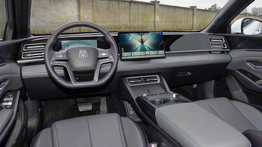 BYD улучшил гибридный седан Qin L. Известны цены