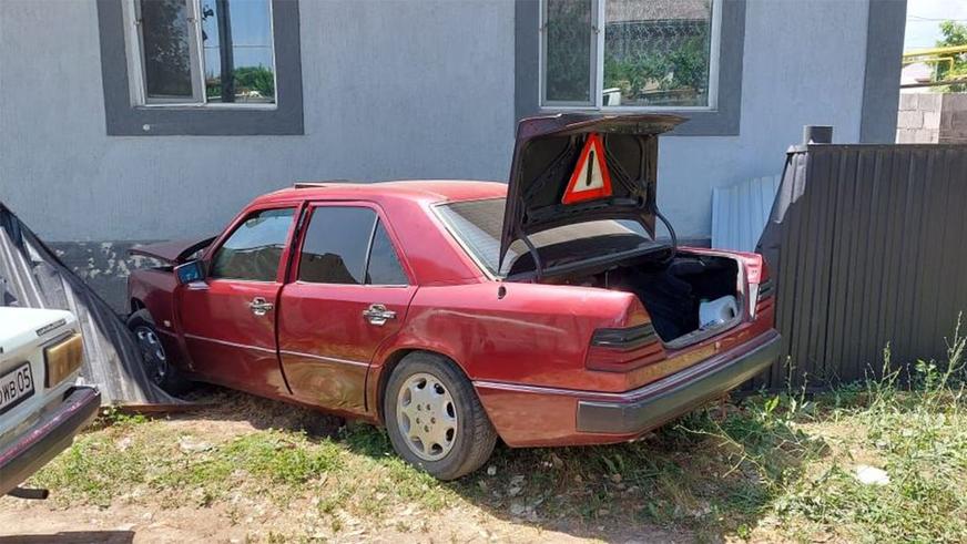 В ДТП поливалке оторвало цистерну