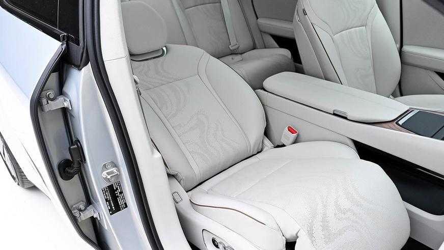 Электроседан Toyota bZ7 поступил в продажу по цене от 12.8 млн тенге