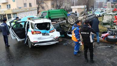 Полицейский Chevrolet в Алматы «накрыла» неуправляемая Camry
