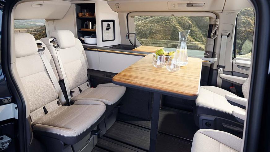 VW T7 превратился в дом на колёсах с двумя дверями и палаткой