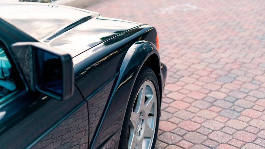 В продаже появился уникальный Mercedes-Benz 190E Evo II. Он новый