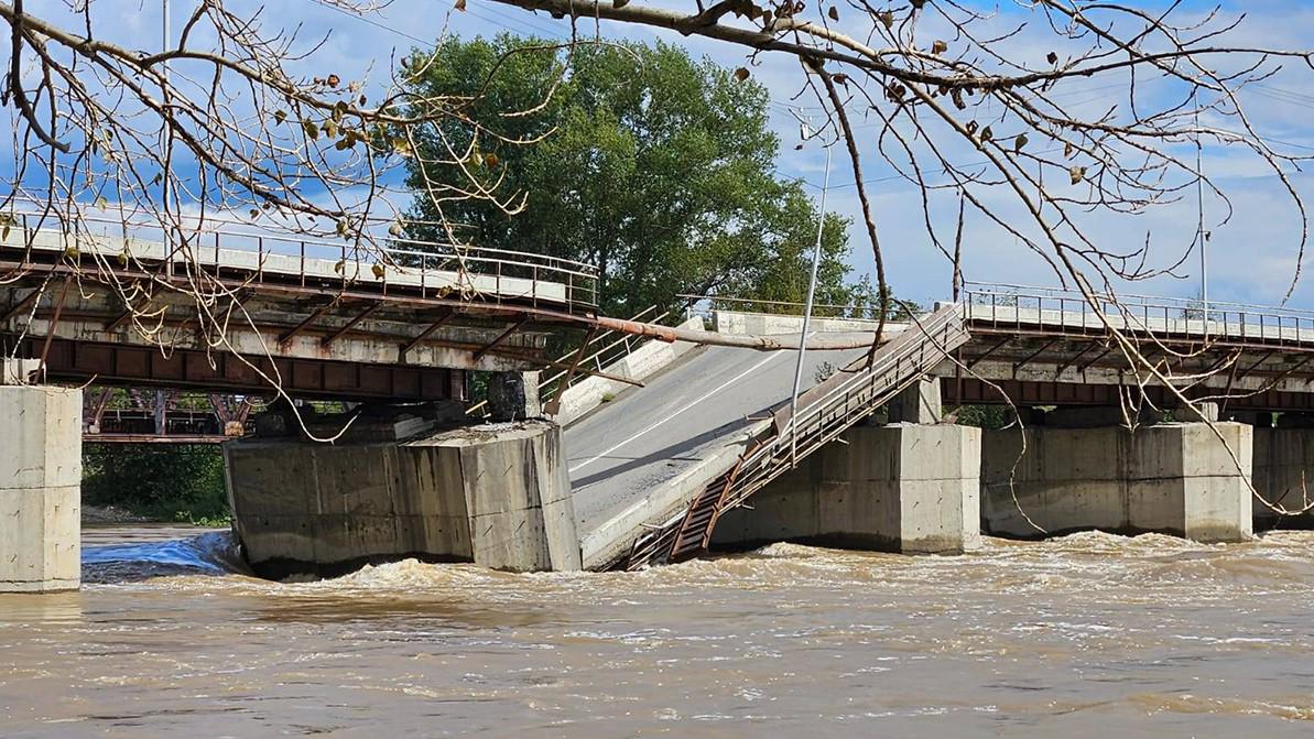Автомобильный мост частично обрушился в Усть-Каменогорске