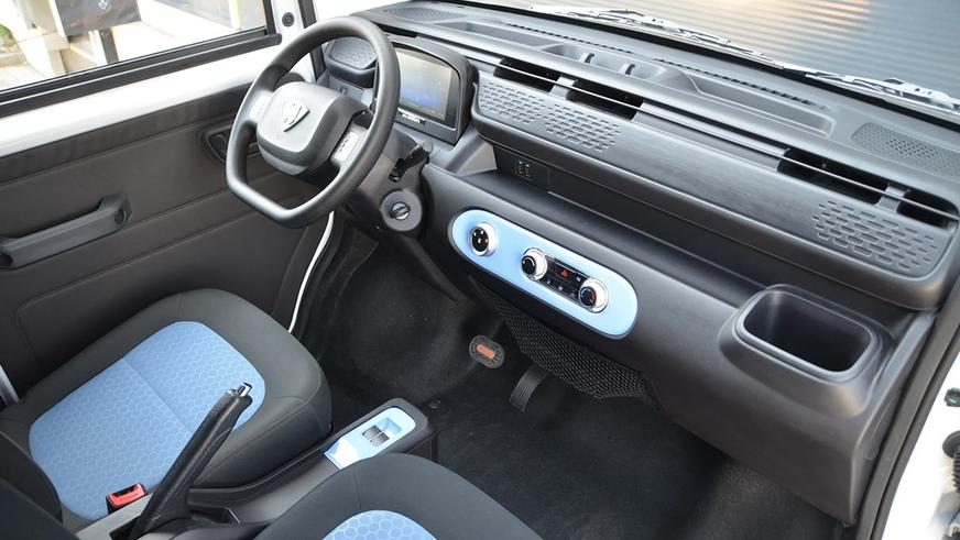 Фото дня: самый маленький автодом в Европе