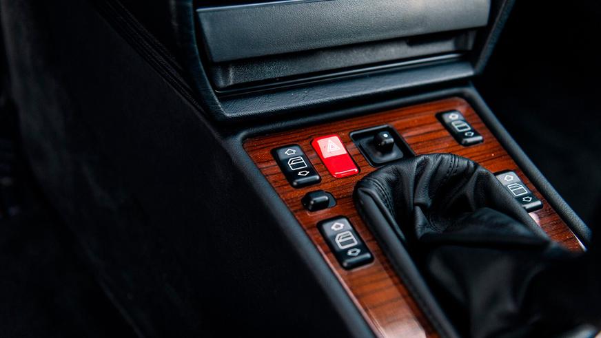 В продаже появился уникальный Mercedes-Benz 190E Evo II. Он новый