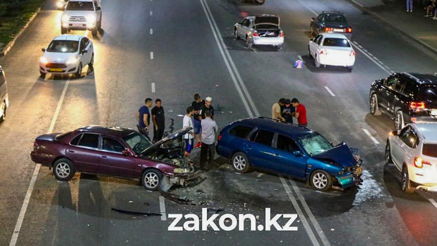 Пешеход спровоцировал массовое ДТП в Алматы