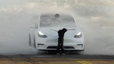 Tesla автопилоты мультфильм жолында сынақтан өтті