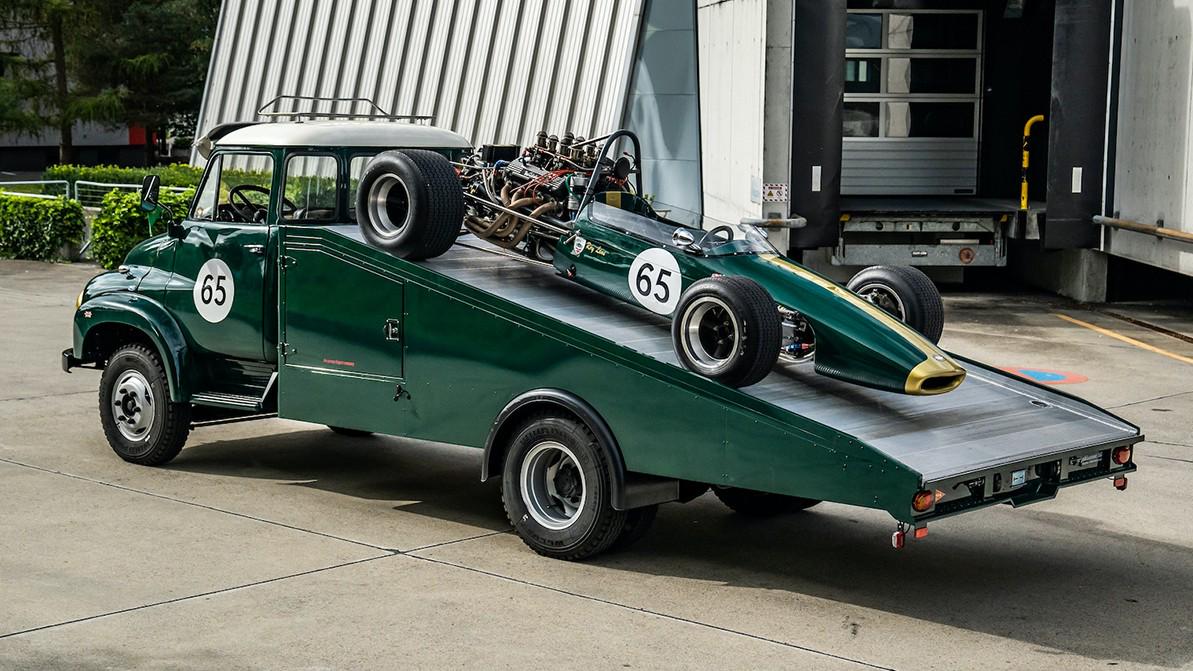 Раритетный формульный болид выставили на торги вместе с трейлером