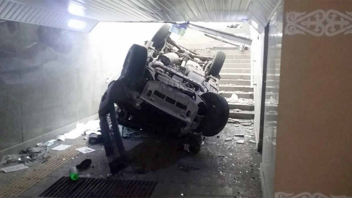 Mitsubishi Pajero улетел в подземный переход. Пятеро пострадали