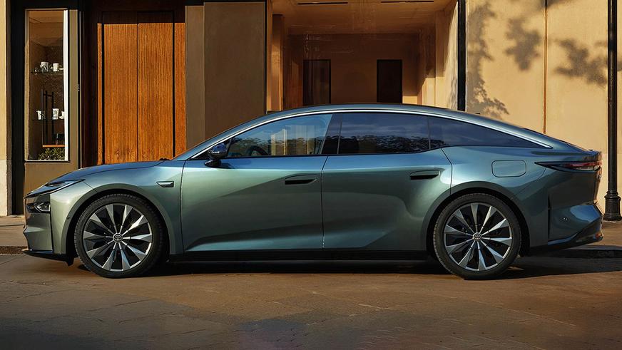 Электроседан Toyota bZ7 поступил в продажу по цене от 12.8 млн тенге