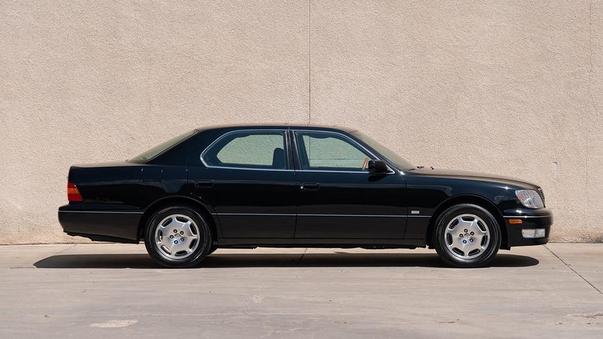 В США с молотка пустили 26-летний Lexus LS почти без пробега