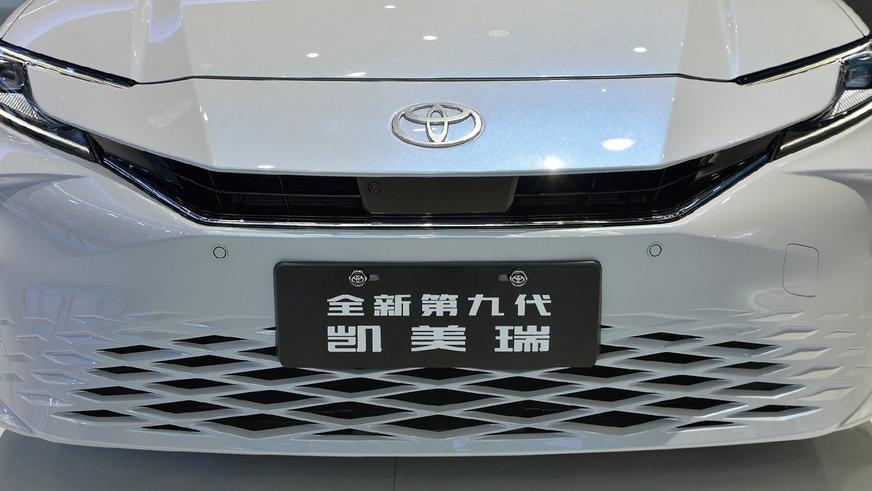 В Китае показали свою Toyota Camry с атмосферником и другим салоном