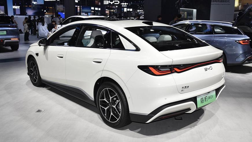 BYD запустила в КНР продажи недорогого электрокара Seal 06