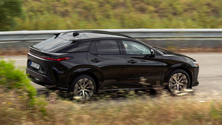 Lexus привезёт в Казахстан электромобиль RZ