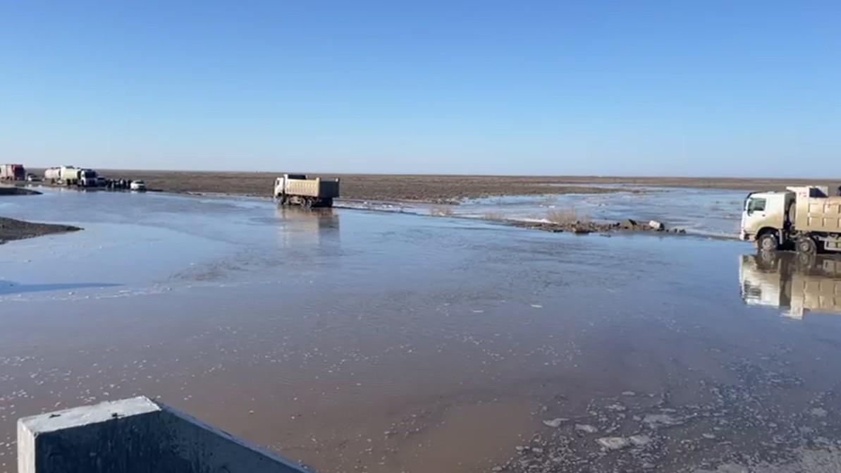 Уходят под воду дороги, взлётные полосы и жилые дома из-за паводков в Казахстане