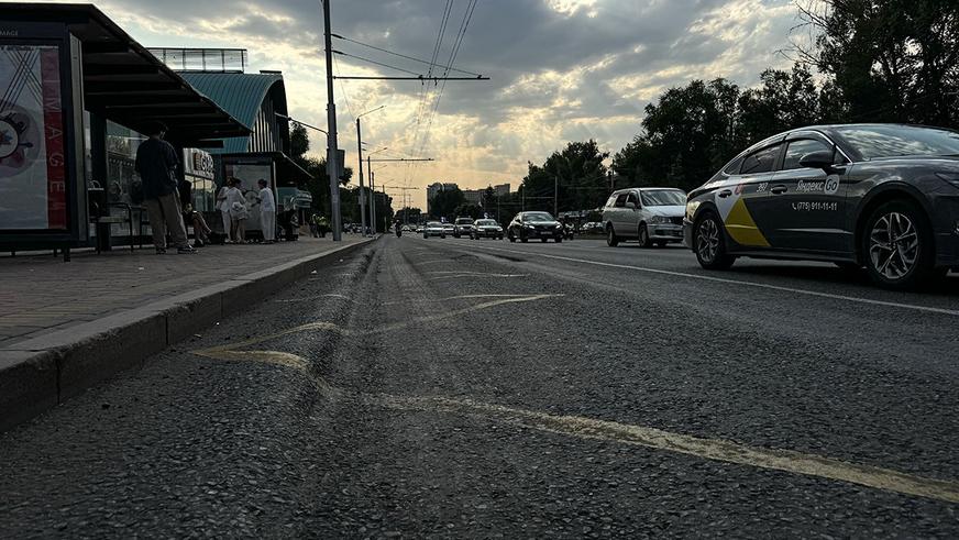 Полимерный асфальт на пр. Абая в Алматы просел в колею